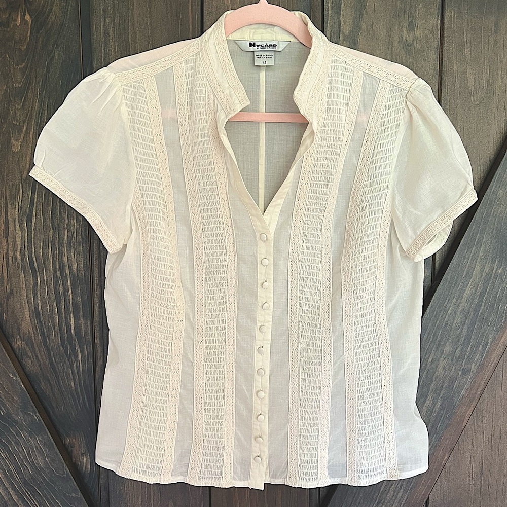 Nygard EUC Beige Short Sleeve Blouse Mandarin Collar V-neck Lace Stripes Size 12